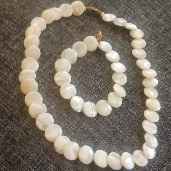 shell matching chocker necklace and bracelet ..excellent pre-owned - Picture 1 of 8
